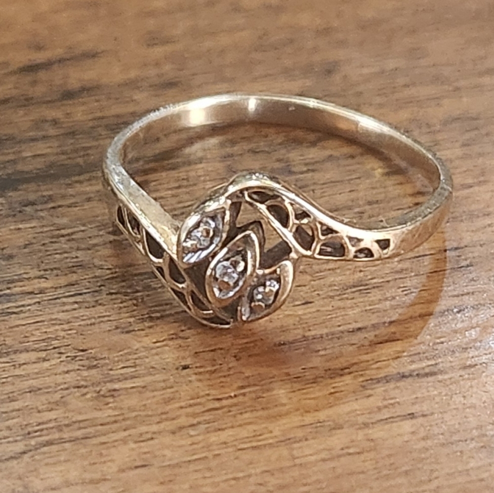Vintage 10kt Gold Ring With Diamonds